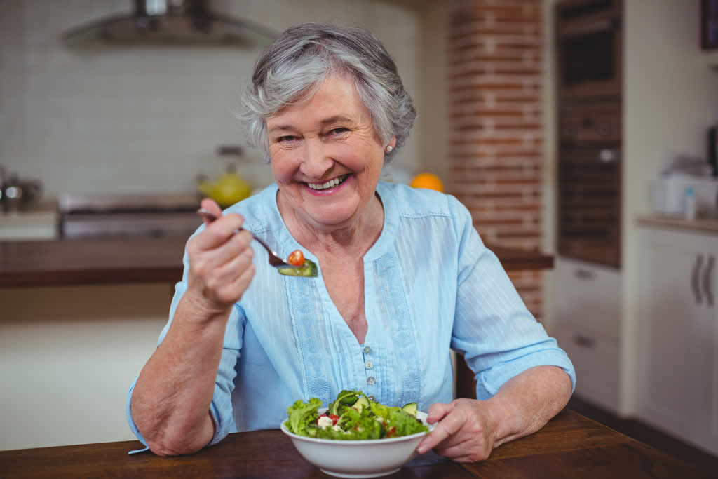Seniorin gesunde Ernährung